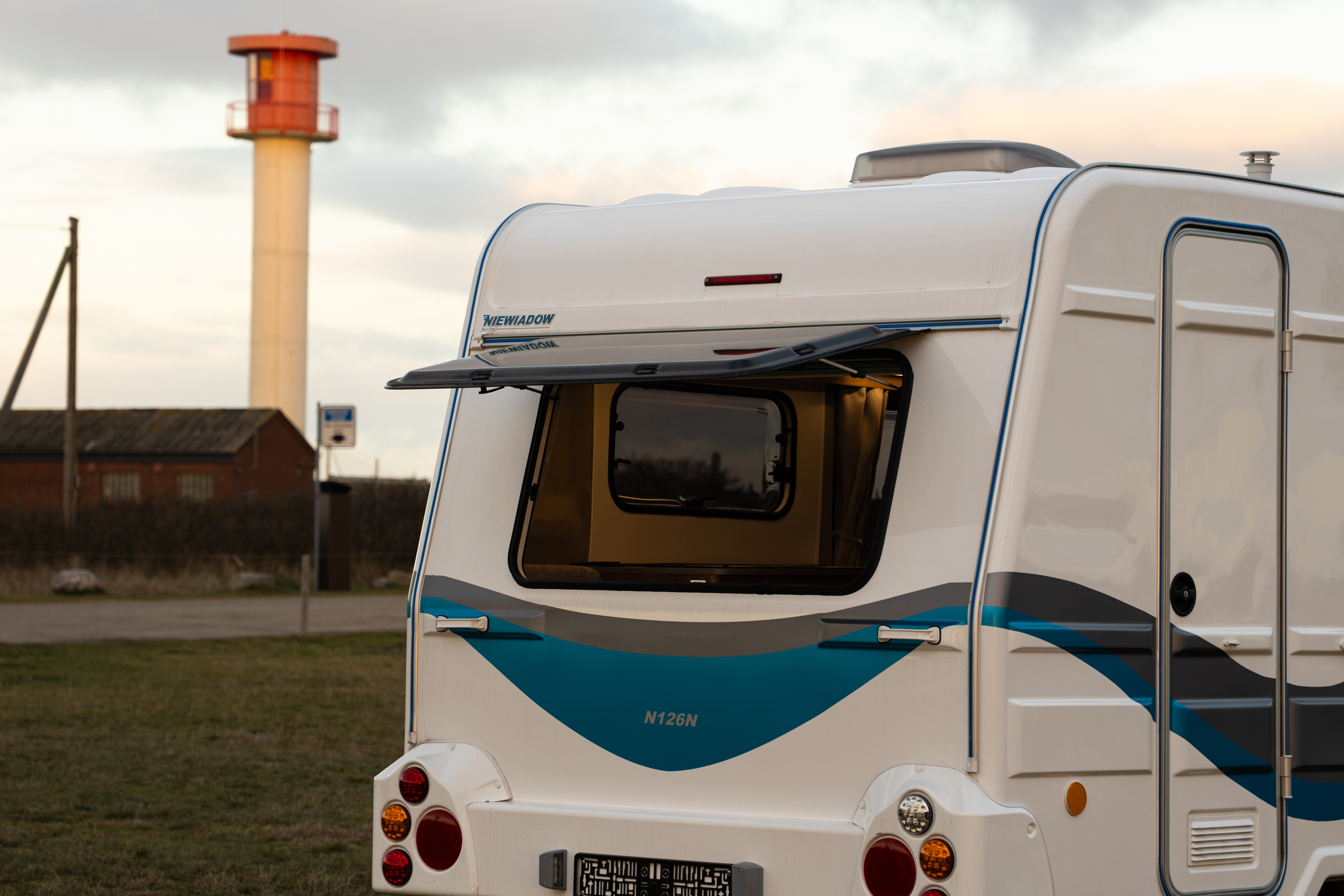 Tinytrips Wohnwagen im Abendlicht